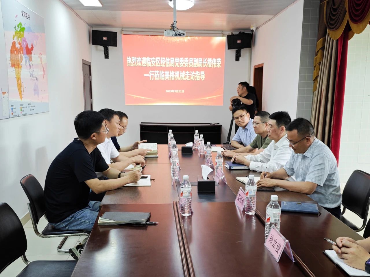 Lin'an District Bureau of Economy and Information Technology conducted a survey on Meige Machinery to jointly promote the digital upgrading of the decorative paper industry chain and the construction of the lighthouse factory